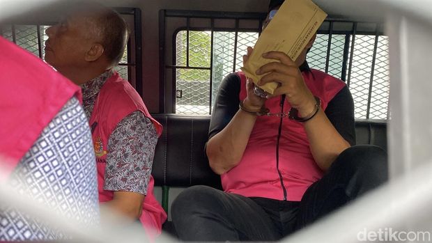 Potret keenam tersangka dalam kasus dugaan korupsi di BUMD milik Pemkot Semarang, di Kejari Kota Semarang, Kecamatan Semarang Barat, Kota Semarang, Jumat (29/8/2025).