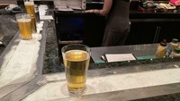 Bar ini punya jalur logam dingin di meja untuk menjaga minuman tetap sejuk. Inovasi sederhana yang membuat pengalaman minum jadi lebih menyenangkan dan praktis. Foto: Boredpanda