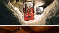 Bar Gyu+ di Niseko, Hokkaido, Jepang, punya pintu masuk unik berupa pintu kulkas tua. Dari luar tampak sederhana, tapi di baliknya ada bar keren dan penuh kejutan. Foto: Boredpanda