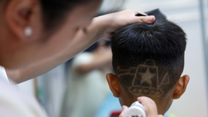 Kreatif, Salon Beijing Sajikan Gaya Rambut Bernuansa Perang Dunia II Cara unik dilakukan seorang pemilik salon rambut di Beijing untuk memperingati 80 tahun berakhirnya Perang Dunia Kedua. Wang Xueru, pemilik salon sederhana di ibu kota Tiongkok itu, menghadirkan potongan rambut bernuansa patriotik yang mencuri perhatian publik. REUTERS/Tingshu Wang