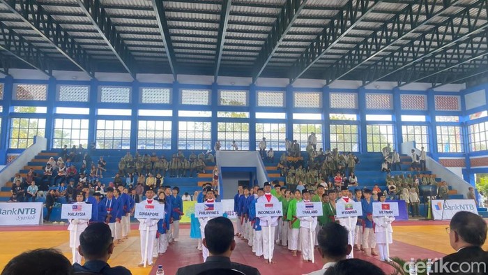 Ratusan peserta ikut pembuka Kejuaraan Kurash South Asia (KUSEA) di Gelanggang Pemuda, Mataram, Jumat (29/8/2025). (Ahmad Viqi/detikBali)