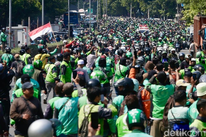 Suasana haru bercampur amarah menyelimuti pemakaman Affan Kurniawan, pengemudi ojek online (ojol) yang tewas setelah terlindas kendaraan taktis (rantis) Brimob saat aksi demonstrasi di Jakarta. Ribuan pengemudi ojol dari berbagai wilayah memadati TPU Karet Bivak, Jakarta Pusat, Jumat (29/8/2025), untuk mengantarkan rekan mereka ke peristirahatan terakhir.