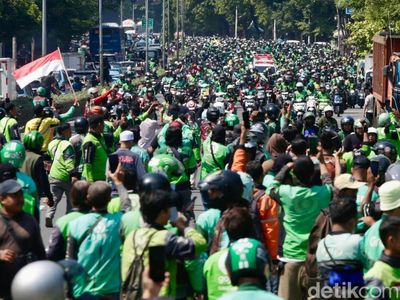 Rombongan Ojol Hijaukan Jalanan-TPU Karet Bivak Antar Jenazah Affan