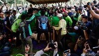 Para ojol dengan sigap membantu mengangkat keranda, seolah menyadari tugas terakhir mereka untuk menghormati almarhum.