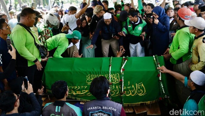 Suasana haru bercampur amarah menyelimuti pemakaman Affan Kurniawan, pengemudi ojek online (ojol) yang tewas setelah terlindas kendaraan taktis (rantis) Brimob saat aksi demonstrasi di Jakarta. Ribuan pengemudi ojol dari berbagai wilayah memadati TPU Karet Bivak, Jakarta Pusat, Jumat (29/8/2025), untuk mengantarkan rekan mereka ke peristirahatan terakhir.