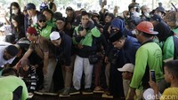 Tangisan, doa, dan teriakan perlawanan bercampur menjadi satu, meninggalkan pesan mendalam tentang kehilangan sekaligus persatuan di kalangan komunitas ojek online.