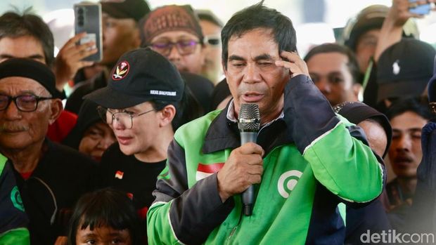 Suasana haru bercampur amarah menyelimuti pemakaman Affan Kurniawan, pengemudi ojek online (ojol) yang tewas setelah terlindas kendaraan taktis (rantis) Brimob saat aksi demonstrasi di Jakarta. Ribuan pengemudi ojol dari berbagai wilayah memadati TPU Karet Bivak, Jakarta Pusat, Jumat (29/8/2025), untuk mengantarkan rekan mereka ke peristirahatan terakhir.