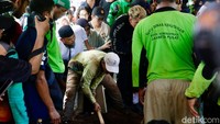Solidaritas luar biasa terlihat ketika ribuan ojol mengelilingi kawasan pemakaman, menegaskan bahwa Affan tidak sendirian di perjalanan terakhirnya.