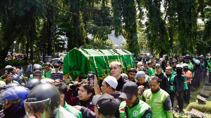 Lautan Ojol Penuhi TPU Karet Bivak, Affan Kurniawan Dimakamkan dengan Isak Tangis Suasana haru bercampur amarah menyelimuti pemakaman Affan Kurniawan, pengemudi ojek online (ojol) yang tewas setelah terlindas kendaraan taktis (rantis) Brimob saat aksi demonstrasi di Jakarta. Ribuan pengemudi ojol dari berbagai wilayah memadati TPU Karet Bivak, Jakarta Pusat, Jumat (29/8/2025), untuk mengantarkan rekan mereka ke peristirahatan terakhir.