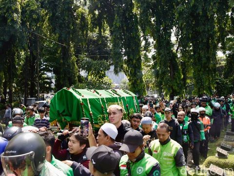 Suasana haru bercampur amarah menyelimuti pemakaman Affan Kurniawan, pengemudi ojek online (ojol) yang tewas setelah terlindas kendaraan taktis (rantis) Brimob saat aksi demonstrasi di Jakarta. Ribuan pengemudi ojol dari berbagai wilayah memadati TPU Karet Bivak, Jakarta Pusat, Jumat (29/8/2025), untuk mengantarkan rekan mereka ke peristirahatan terakhir.