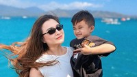 Momen liburan kali ini, Nathalie membawa putranya Adzam melihat salah satu pesona keindahan Lombok tersebut.