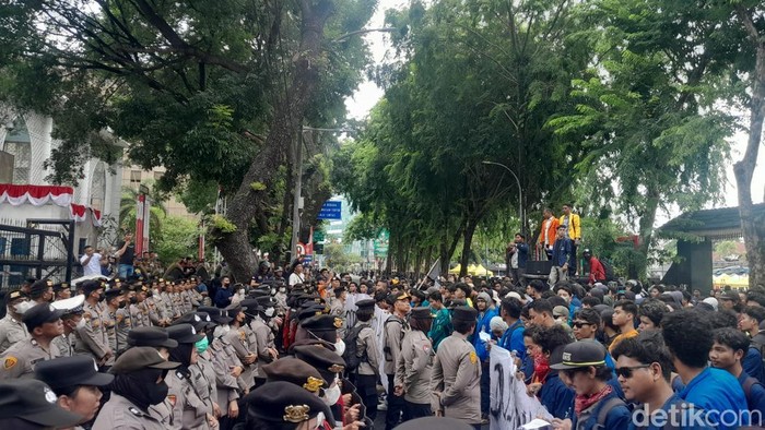 Mahasiswa demo di depan Kantor DPRD Sumut, Rabu (29/8/2025). (Foto: Nizar Aldi/detikSumut)