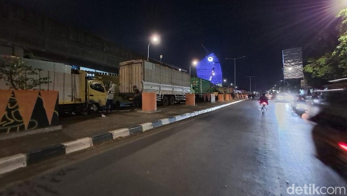 Sejumlah truk terjebak selama tujuh jam imbas massa demo memblokade Jalan AP Pettarani, Makassar, Sulawesi Selatan (Sulsel).