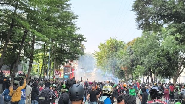 Massa demonstrasi di depan Mako Brimob Kwitang, Jakarta Pusat, Jumat (29/8/2025), mulai didorong mundur pukul 14.50 WIB.