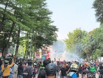 Demo di Mako Brimob Kwitang Ricuh, Adu Balas Petasan Vs Gas Air Mata