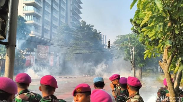 Demo solidaritas kematian ojol Affan Kurniawan (21) yang berlangsung di Mako Brimob Kwitang, Jakarta Pusat, masih panas..