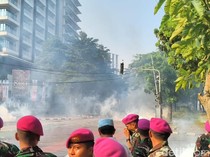 Video: Hujan Petasan dan Gas Air Mata di Mako Brimob Kwitang!