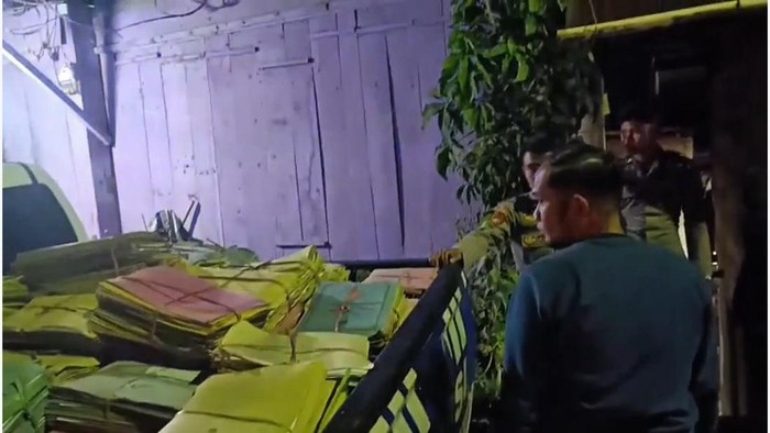 Polisi menemukan tumpukan dokumen kependudukan di rumah pria inisial A (38) di Mamasa, Sulawesi Barat (Sulbar).