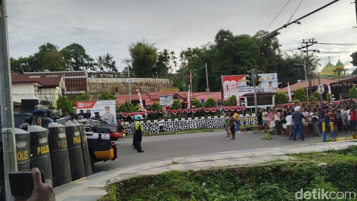 Massa simpatisan 4 anggota Negara Republik Federasi Papua Barat (NRFPB) yang merupakan terdakwa kasus makar menggeruduk Mapolresta Sorong Kota.