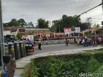 Simpatisan 4 Terdakwa Kasus Makar Geruduk Mapolresta Sorong Kota