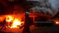 Massa aksi membakar Mess MPR RI di Bandung, Jawa Barat, Jumat (29/8/2025).  Foto: ANTARA FOTO/RAISAN AL FARISI