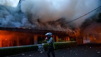 Mess MPR RI dibakar oleh massa aksi yang menuntut pembatalan kenaikan tunjangan Anggota DPR RI serta pengusutan penabrakan pengemudi ojek online. Foto: ANTARA FOTO/RAISAN AL FARISI