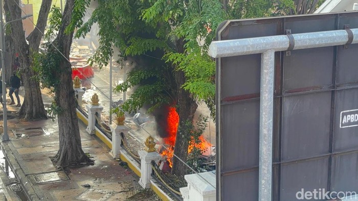 Massa aksi bakar motor di Grahadi Surabaya