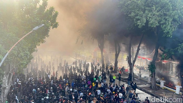 Massa aksi bakar motor di Grahadi Surabaya
