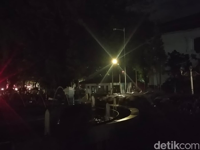 Massa aksi berupaya masuk ke area Gedung Sate