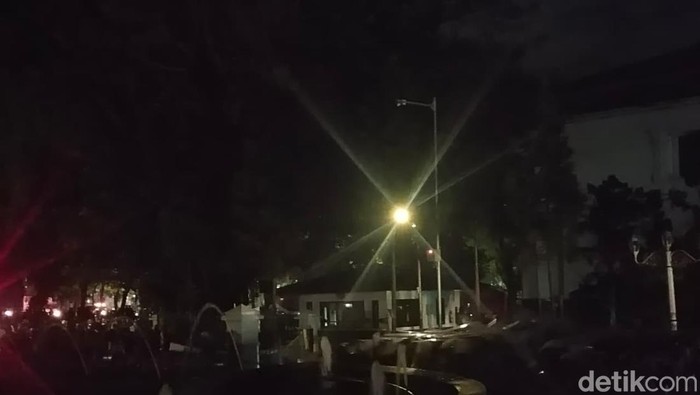 Massa aksi berupaya masuk ke area Gedung Sate