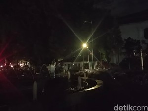 Pedemo DPRD Jabar Jebol Gedung Sate, Polisi Tembakkan Gas Air Mata