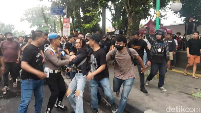 Massa aksi demo di depan DPRD Sumut. (Nizar Aldi/detikSumut)