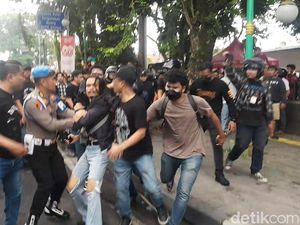 Sejumlah Massa Aksi Diamankan Usai Ricuh di DPRD Sumut, Ada yang Terluka