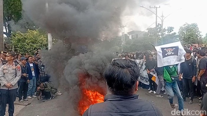 Massa aksi di depan Polda Kalteng.