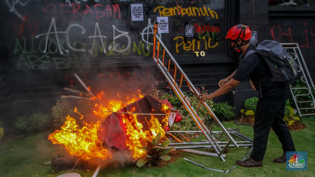 Massa aksi membakar barier di depan Gedung Polda Metro Jaya, Jalan Jendral Sudirman, Jakarta, Jumat (29/8/2025). (CNBC Indonesia/Faisal Rahman)