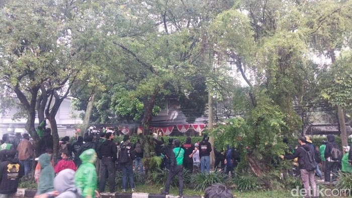 Massa aksi rusak rumah di dekat Gedung DPRD Jabar, Kota Bandung