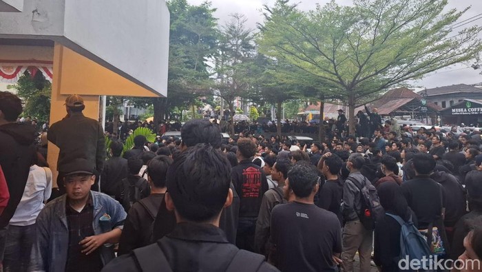 Massa Aliansi jogja Memanggil berkumpul di Kampus UII Cik Di Tiro, Jumat (29/8/2025).