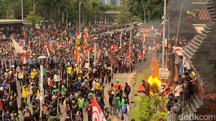 Massa bakar barrier di Polda Metro Jaya. (Mulia Budi/detikcom)