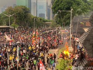 Massa Demo Bakar Barier dan Pagar di Polda Metro Jaya