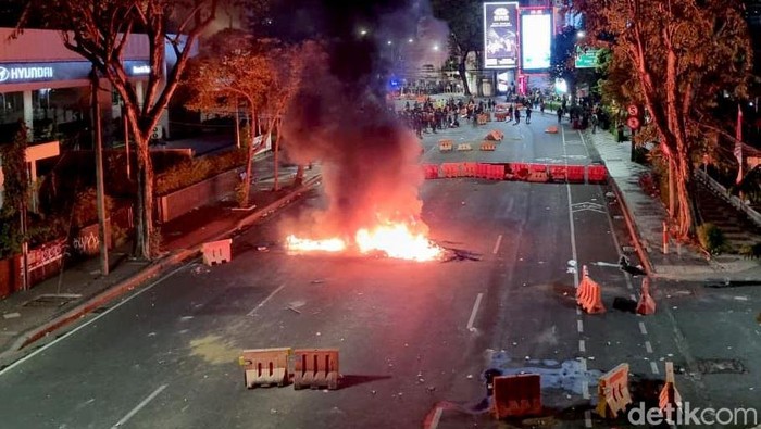 Massa Bertahan di Jalan Basuki Rahmat