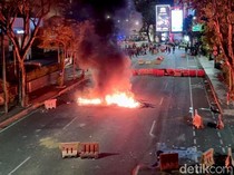 Pendemo di Surabaya Masih Bertahan, Jalanan Membara