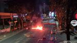 Pendemo di Surabaya Masih Bertahan, Jalanan Membara
