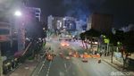 Pendemo di Surabaya Masih Bertahan, Jalanan Membara