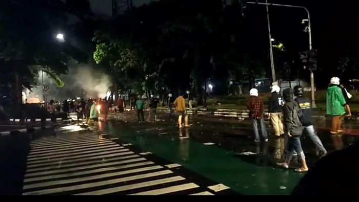 Massa bertahan di sekitar Mako Brimob Kwitang (Yumna/detikcom)
