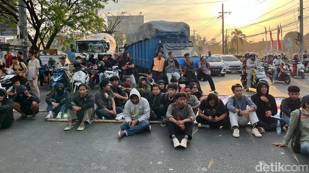 Massa demo depan Unhas menutup akses Jalan Perintis Kemerdekaan Makassar.