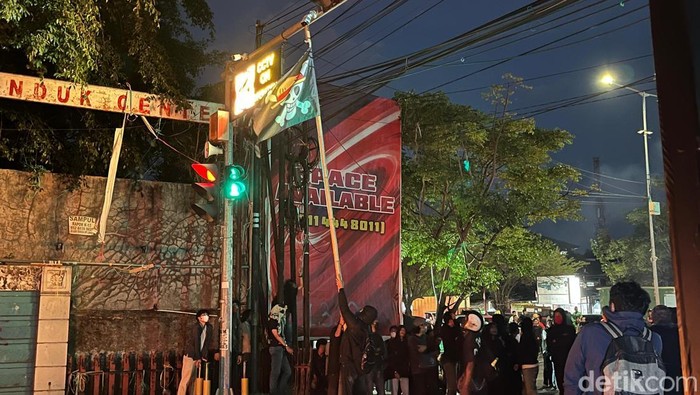Massa demo depan Unhas merusak CCTV di Jalan Perintis Kemerdekaan Makassar.