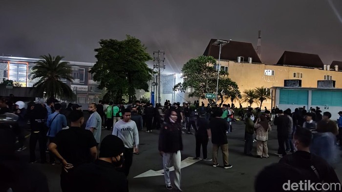 Massa demo di Polda DIY menyelamatkan diri ke mal usai ditembak gas air mata, Jumat (29/8/2025) pukul 21.00 WIB.