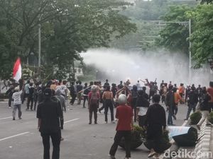 Sempat Berhamburan gegara Gas Air Mata, Massa Demo Balik Lagi ke Polda Jateng