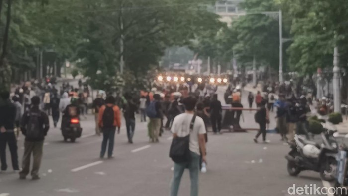 Massa demo di Polda Jateng Semarang dipukul mundur dengan gas air mata, Jumat (29/8/2025).