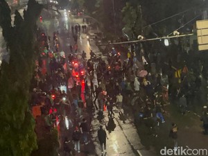 Massa Demo Polda Metro Bergeser dari Jalan Sudirman ke Gatsu